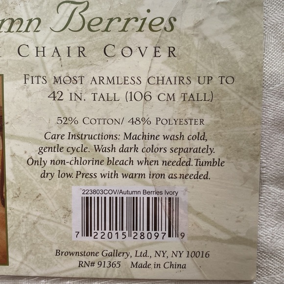 AUTUMN BERRIES IVORY WHITE DAMASK TABLECLOTH AND CHAIR COVER SET - Picture 9 of 10